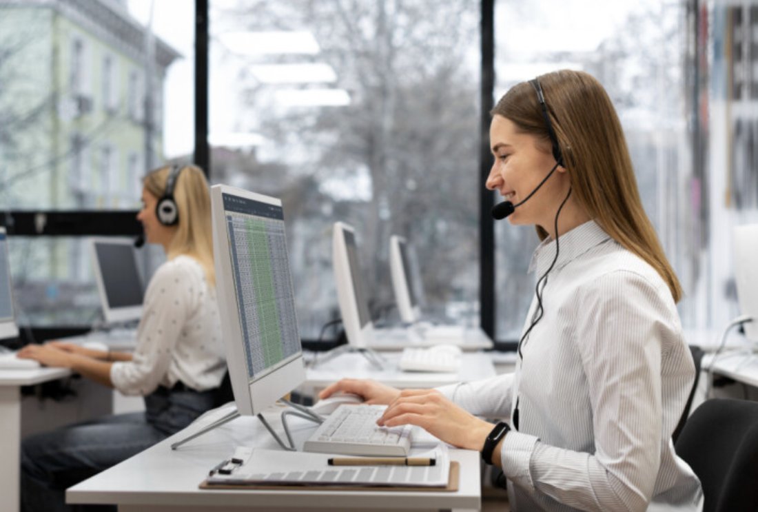 Equipo de atención al cliente trabajando con auriculares